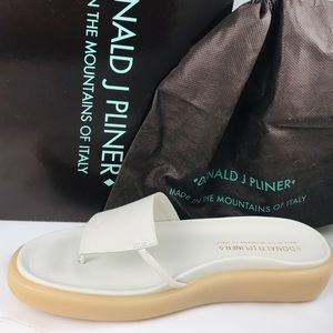 Donald J Pliner leather thong sandal, 8.5 med